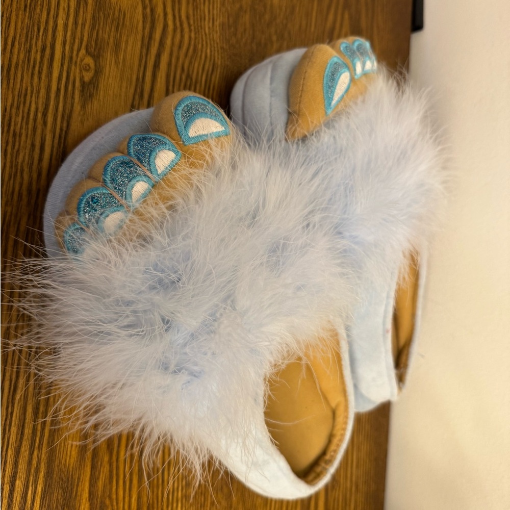 Fuzzy Blue and Tan Slippers with Painted Toe Design. SIze 6.5-7.5 EUC
